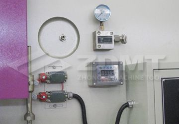 上滑塊行程電動調(diào)節(jié),數(shù)字顯示.jpg 上滑塊行程電動調(diào)節(jié),數(shù)字顯示.jpg