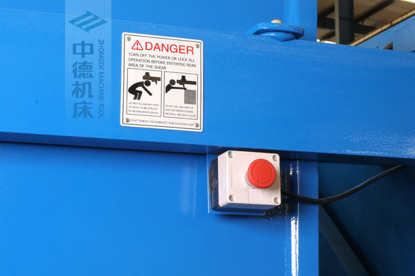 ZDSK-1632剪板機后部緊急停止按鈕，最大程度保障工人安全.jpg