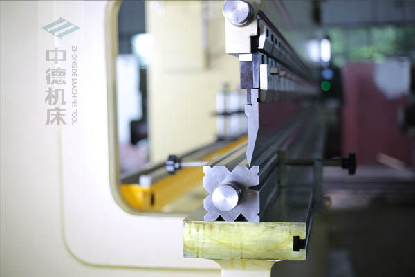 ZDP-16060采用標準上下模具2.jpg ZDP-16060采用標準上下模具2.jpg