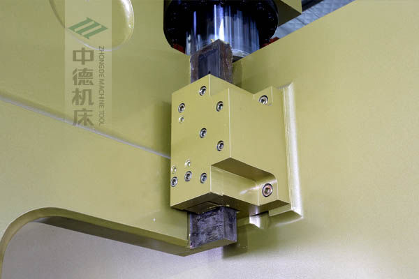 ZDP-16060加厚型滑塊導軌,強有力的保持滑塊間隙,有效減少工作時的抖動.jpg ZDP-16060加厚型滑塊導軌,強有力的保持滑塊間隙,有效減少工作時的抖動.jpg